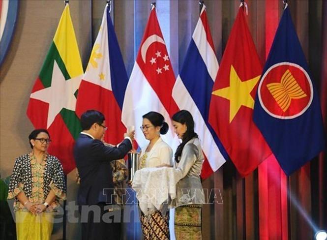Trong ảnh: Phó Thủ tướng, Bộ trưởng Ngoại giao Phạm Bình Minh thực hiện nghi thức đặt Hộp Thông điệp Tương lai tại trụ sở mới khánh thành của Ban Thư ký ở Jakarta, nơi lưu giữ thông điệp cho thế hệ tương lai của Lãnh đạo ASEAN, thể hiện kỳ vọng và mong muốn về ASEAN trong tương lai. Thông điệp này sẽ được công bố năm 2042, trong dịp kỷ niệm 75 năm Ngày thành lập ASEAN. Ảnh: TTXVN phát
