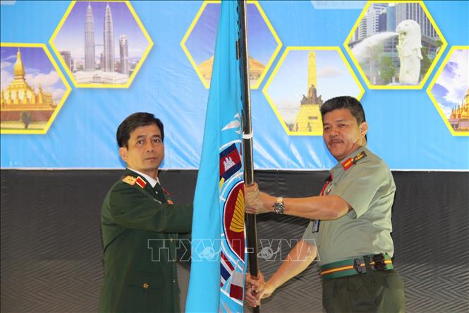 Ngày 6/9/2019, trong phiên bế mạc Hội nghị thường niên Mạng lưới các trung tâm gìn giữ hòa bình ASEAN (APCN) lần thứ 7 tổ chức tại Malaysia, Thiếu tướng Hoàng Kim Phụng, Cục trưởng Cục Gìn giữ hòa bình Việt Nam đã chính thức tiếp nhận vai trò chủ nhà tổ chức APCN lần thứ 8 vào năm 2020. Trong ảnh: Thiếu tướng Hoàng Kim Phụng (trái) nhận cờ tổ chức Hội nghị APCN năm 2020 tại Việt Nam. Ảnh: Nguyễn Hà Ngọc - TTXVN