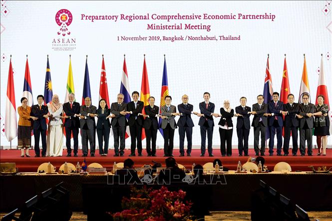 Trong ảnh: Các trưởng đoàn tại phiên khai mạc Hội nghị Cấp Bộ trưởng về Hiệp định Đối tác kinh tế toàn diện khu vực (RCEP) ở Nontha Buri, Thái Lan ngày 1/11/2019. Ảnh: Lý Hữu Kiên-TTXVN