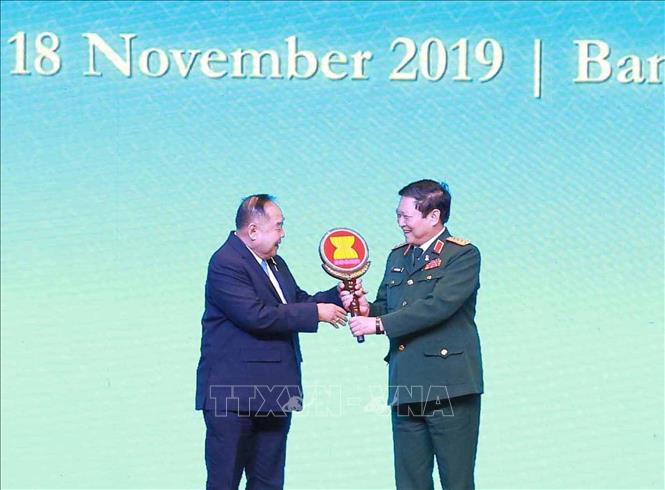 Trong ảnh: Đại tướng Ngô Xuân Lịch, Bộ trưởng Bộ Quốc phòng Việt Nam nhận biểu trưng vai trò Chủ tịch ADMM và ADMM+ 2020 từ Đại tướng Prawit Wongsuwan, Phó Thủ tướng Thái Lan. Ảnh: Ngọc Quang-TTXVN