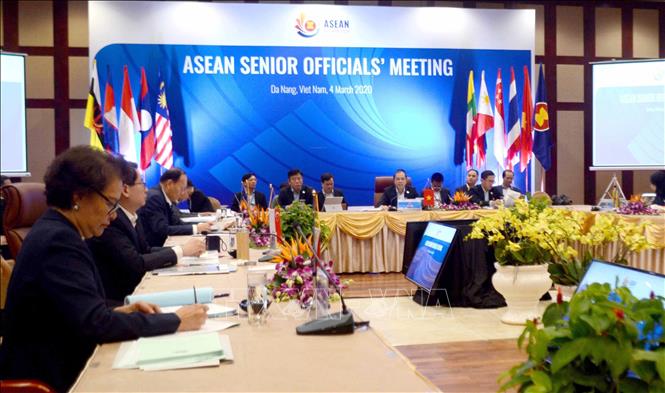 Trong ảnh: Sáng 4/3/2020, tại Đà Nẵng, các đại biểu đến từ các nước ASEAN tiến hành họp bàn nhiều nội dung quan trọng tại Hội nghị quan chức cấp cao (SOM) ASEAN nhằm khởi động trao đổi định hướng xây dựng Tầm nhìn ASEAN sau năm 2025 - đây là một sáng kiến quan trọng do Việt Nam đề xuất nhằm định hướng phát triển dài hạn của Cộng đồng ASEAN sau năm 2025. Ảnh: Quốc Dũng – TTXVN