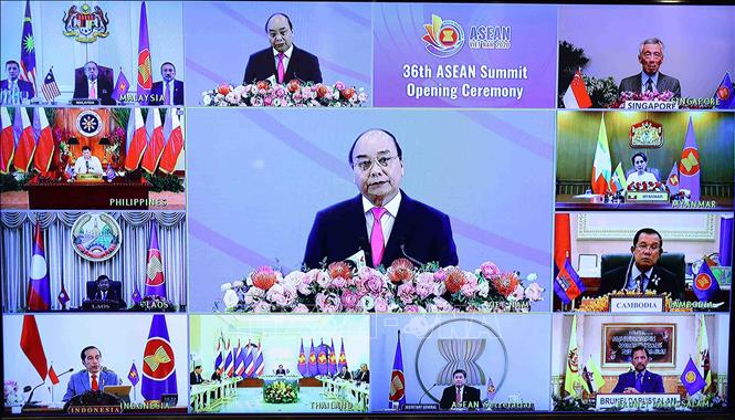 Trong ảnh: Hội nghị Cấp cao ASEAN lần thứ 36 diễn ra vào ngày 26/6/2020 bằng hình thức trực tuyến là Hội nghị Cấp cao chính thức đầu tiên trong Năm Chủ tịch ASEAN 2020, Việt Nam và các nước thành viên ASEAN trao đổi, thảo luận các biện pháp xây dựng Cộng đồng, củng cố đoàn kết, thống nhất, tăng cường tương trợ lẫn nhau, nâng cao hiệu quả hợp tác, tập trung triển khai các ưu tiên, sáng kiến trong năm 2020, nâng cao sự chủ động của ASEAN trước các thách thức khu vực và quốc tế hiện nay trong đó có dịch COVID-19. Ảnh: Thống Nhất - TTXVN