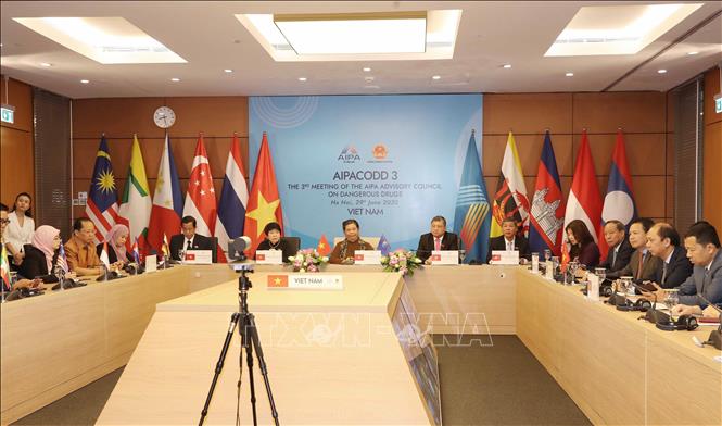 Hiện nay, Việt Nam cũng là thành viên tích cực tham gia xây dựng Tầm nhìn Cộng đồng ASEAN 2025, với mục tiêu làm cho liên kết ASEAN sâu rộng hơn, hoạt động trên cơ sở pháp luật và lấy người dân làm trung tâm. Trong ảnh: Sáng 29/6/2020, tại Nhà Quốc hội, Quốc hội Việt Nam tổ chức Hội nghị trực tuyến Hội đồng tư vấn AIPA về ma túy lần thứ 3 “Biến lời nói thành hành động hướng tới một cộng đồng ASEAN không ma túy”. Đồng chí Tòng Thị Phóng, Ủy viên Bộ Chính trị, Phó Chủ tịch Thường trực Quốc hội dự và phát biểu khai mạc Hội nghị. Ảnh: Phương Hoa - TTXVN