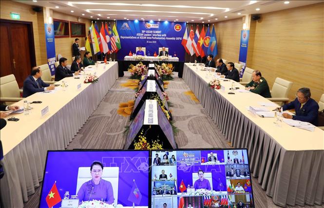 Trong ảnh: Thủ tướng Nguyễn Xuân Phúc, Chủ tịch ASEAN 2020 và Chủ tịch Quốc hội Nguyễn Thị Kim Ngân, Chủ tịch Hội đồng Liên Nghị viện ASEAN (AIPA) lần thứ 41 chủ trì Đối thoại giữa các Nhà lãnh đạo ASEAN và AIPA dưới hình thức trực tuyến, chiều 26/6/2020, tại Hà Nội. Ảnh: TTXVN