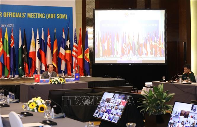 Trong ảnh: Thứ trưởng Bộ Ngoại giao Nguyễn Quốc Dũng, Trưởng SOM ASEAN Việt Nam chủ trì cuộc họp trực tuyến các Quan chức cao cấp Diễn đàn khu vực ASEAN (ARF), sáng 21/7/2020, tại Hà Nội. Ảnh: Văn Điệp - TTXVN