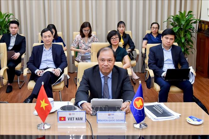 Trong ảnh: Thứ trưởng Bộ Ngoại giao Nguyễn Quốc Dũng, Trưởng SOM ASEAN Việt Nam và Chủ tịch Nhóm công tác liên ngành trực thuộc Hội đồng Điều phối ASEAN về các tình huống y tế công cộng khẩn cấp (ACCWG-PHE) tham gia Đối thoại cấp cao trực tuyến với chủ đề “Phục hồi sau đại dịch: Hướng tới một Cộng đồng ASEAN mạnh mẽ hơn”, ngày 30/7/2020, tại Hà Nội. Ảnh: TTXVN phát
