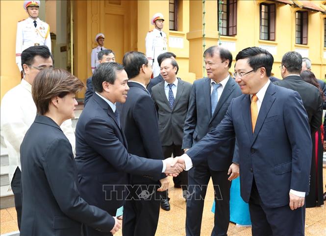 Photo: Deputy Prime Minister and Foreign Minister Pham Binh Minh welcomes ambassadors to Vietnam to the ceremony. VNA Photo: Lâm Khánh