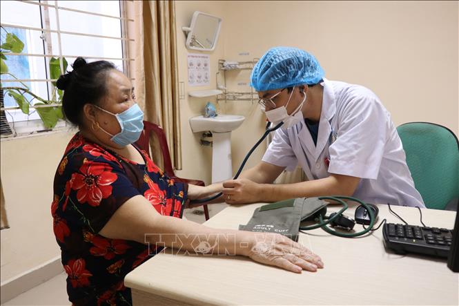 Trong ảnh: Bác sỹ Bệnh viện đa khoa tỉnh Bắc Ninh thăm, khám cho bệnh nhân. Ảnh: Đinh Văn Nhiều-TTXVN