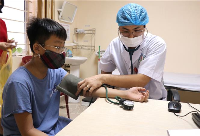 Trong ảnh:Bác sỹ Bệnh viện đa khoa tỉnh Bắc Ninh thăm, khám cho bệnh nhân. Ảnh: Đinh Văn Nhiều-TTXVN