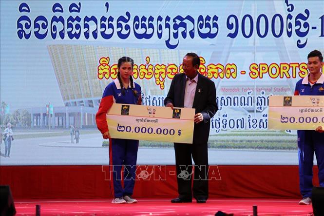 Trong ảnh: Phó Thủ tướng Campuchia Samdech Pichey Sena Tea Banh, Chủ tịch Ủy ban Tổ chức SEA Games 32 trao giải thưởng cho hai nhà thiết kế biểu trưng và linh vật của SEA Games và ASEAN Para Games 2023. Vũ Hùng - Pv TTXVN tại Campuchia