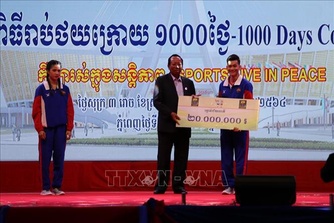 Trong ảnh: Phó Thủ tướng Campuchia Samdech Pichey Sena Tea Banh, Chủ tịch Ủy ban tổ chức SEA Games Campuchia trao giải thưởng cho hai nhà thiết kế biểu trưng và linh vật của SEA Games và ASEAN Para Games 2023. Vũ Hùng - Pv TTXVN tại Campuchia