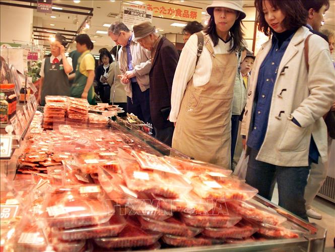 Trong ảnh: Khách hàng chọn mua thịt bò đóng gói tại khu chợ ở Tokyo, Nhật Bản. Ảnh: AFP/TTXVN