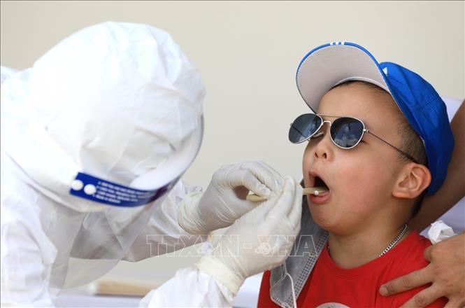 Trong ảnh: Lấy mẫu dịch hầu họng để xét nghiệm RT-PCR tại Trung tâm Văn hóa Thông tin và Thể Thao quận Đống Đa (237 Đặng Tiến Đông) - nơi xét nghiệm cho người dân quận Đống Đa trở về từ Đà Nẵng. Ảnh: Thành Đạt - TTXVN