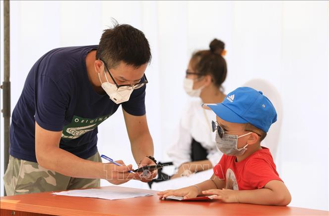 Trong ảnh: Người dân khai báo y tế tại địa điểm xét nghiệm RT-PCR thuộc Trung tâm Văn hóa Thông tin và Thể Thao quận Đống Đa (237 Đặng Tiến Đông), Hà Nội. Ảnh: Thành Đạt - TTXVN