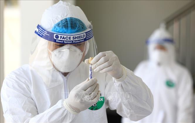 Trong ảnh: Mẫu xét nghiệm RT-PCR của người dân từ Đà Nẵng trở về. Ảnh: Thành Đạt - TTXVN