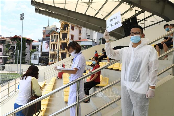 Trong ảnh: Người dân đến xét nghiệm RT-PCR tại Trung tâm Văn hóa Thông tin và Thể Thao quận Đống Đa (237 Đặng Tiến Đông) được chia ngồi theo các phường. Ảnh: Thành Đạt - TTXVN