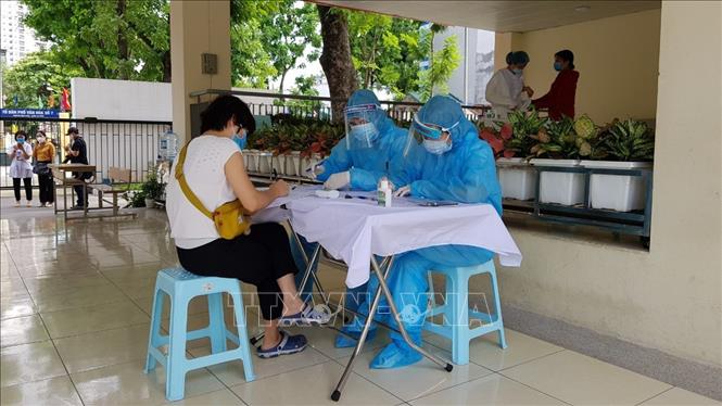 Trong ảnh: Các trường hợp đến làm xét nghiệm đều được yêu cầu khai báo y tế. Ảnh: Mạnh Khánh-TTXVN

