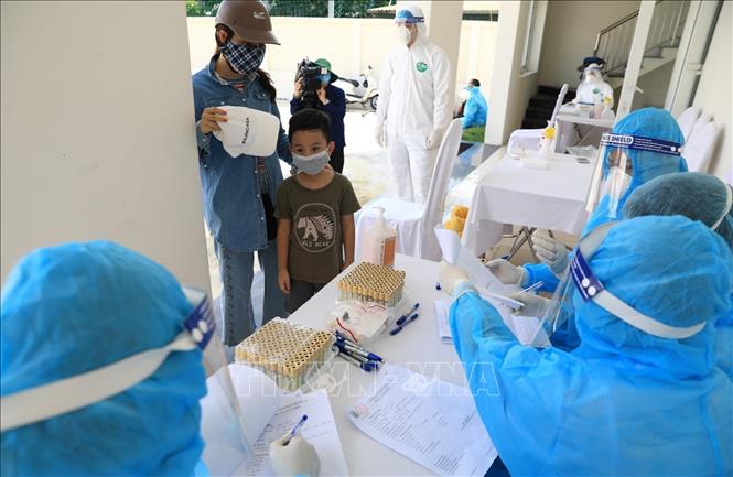 Photo: The Culture and Sports Centre in Ba Dinh district is used as a place for conducting COVID-19 testing for returnees from Da Nang. VNA Photo