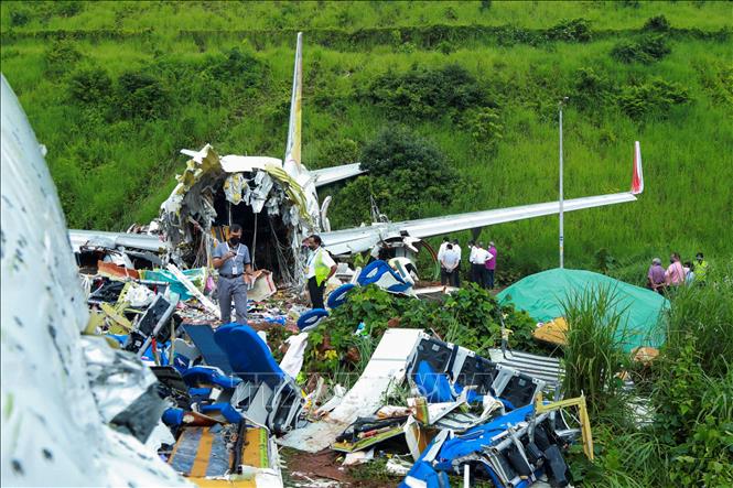 Trong ảnh: Nhà chức trách điều tra tại hiện trường vụ tai nạn máy bay chở khách của Hãng hàng không Air India Express tại sân bay quốc tế Calicut, bang Kerala, Ấn Độ ngày 8/8/2020. Ảnh: AFP/TTXVN