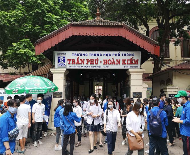 Trong ảnh: Thí sinh hoàn thành môn thi Toán, tại điểm thi Trường THPT Trần Phú (Hà Nội). Ảnh: Thanh Tùng - TTXVN