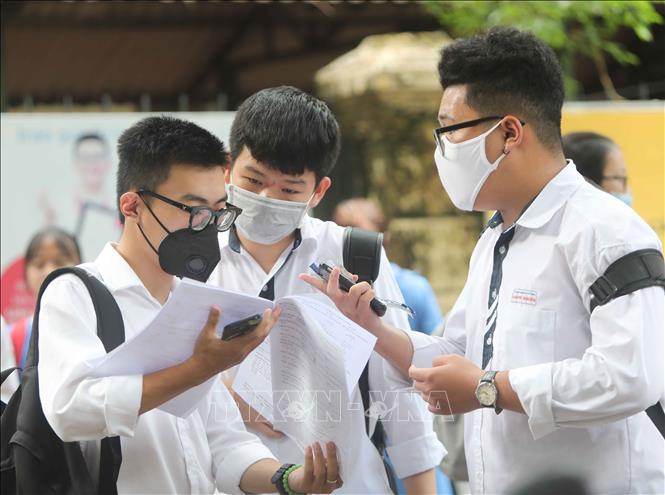 Trong ảnh: Thí sinh trao đổi sau khi hoàn thành môn thi Toán, tại điểm thi Trường THPT Trần Phú (Hà Nội). Ảnh: Thanh Tùng - TTXVN 
