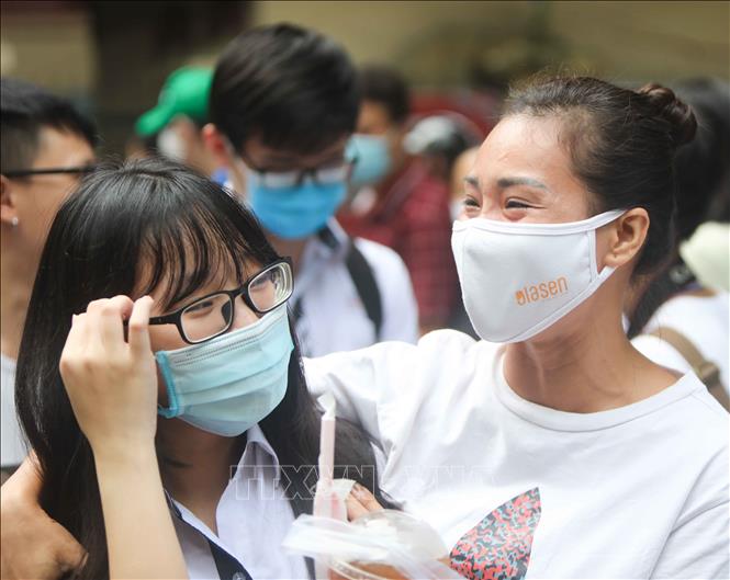 Trong ảnh: Người thân phấn khởi đón thí sinh sau khi kết thúc môn thi Toán, tại điểm thi Trường THPT Trần Phú (Hà Nội). Ảnh: Thanh Tùng - TTXVN 