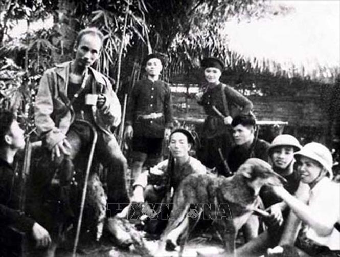 Trong ảnh: Bác Hồ cùng các chiến sĩ cảnh vệ trên đường đi công tác ở Định Hóa (Thái Nguyên) năm 1947. Ảnh: Tư liệu/ TTXVN phát