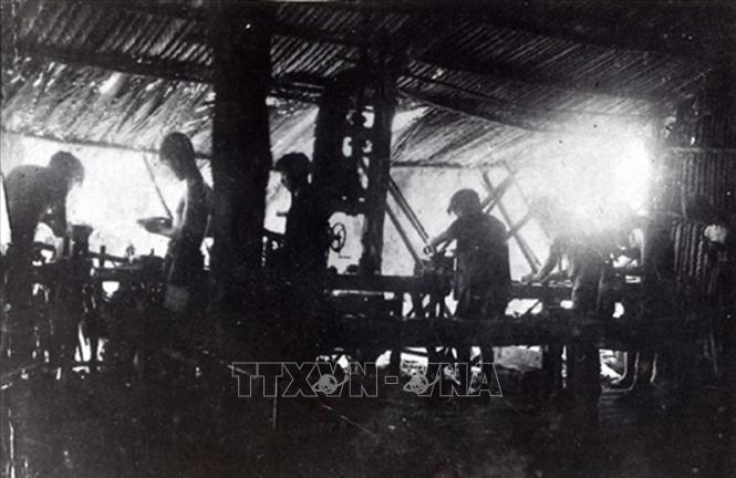 Trong ảnh: Công an xưởng Nam Bộ chế tạo vũ khí phục vụ kháng chiến, năm 1949. Ảnh: Tư liệu/TTXVN phát
