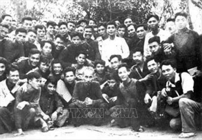 Trong ảnh: Bác Hồ đến thăm cán bộ lớp Trung cấp Công an ở chiến khu Việt Bắc, năm 1950. Ảnh: Tư liệu/TTXVN phát