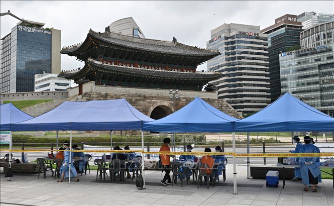 Trong ảnh: Một điểm lấy mẫu xét nghiệm COVID-19 gần chợ Namdaemun ở thủ đô Seoul, Hàn Quốc ngày 10/8/2020. Ảnh: AFP/TTXVN