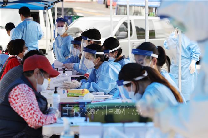 Trong ảnh: Một điểm lấy mẫu xét nghiệm COVID-19 tại chợ Namdaemun ở thủ đô Seoul, Hàn Quốc ngày 10/8/2020. Ảnh: Yonhap/TTXVN