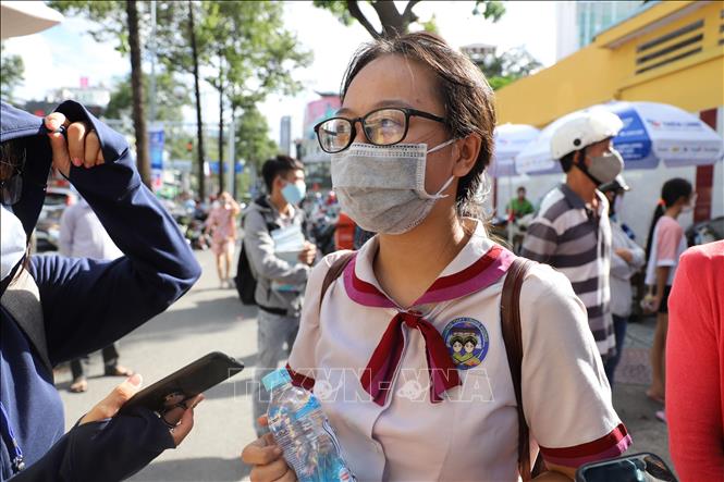 Trong ảnh: Em Nguyễn Thị Kiều Trang (Trường THPT Trưng Vương) cho biết đề thi có nhiều từ vựng khó khiến em bối rối, em nghĩ mình sẽ đạt 6,5 điểm. Ảnh: Hồng Giang - TTXVN.