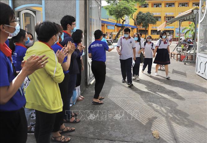 Trong ảnh: Các chiến sĩ thanh niên tình nguyện chúc mừng các thí sinh hoàn thành bài thi tại điểm thi Trường THPT Ernst Thalmann (Quận 1). Ảnh: Hồng Giang - TTXVN.
