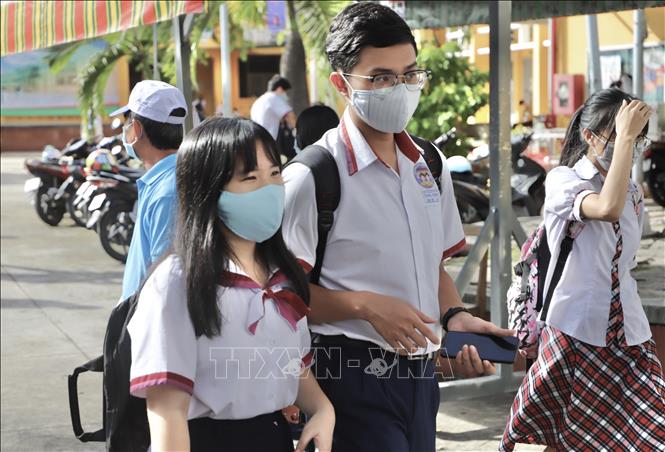 Trong ảnh: Thí sinh sau khi hoàn thành bài thi môn Tiếng Anh tại điểm thi Trường THPT Ernst Thalmann (Quận 1). Ảnh: Hồng Giang - TTXVN.