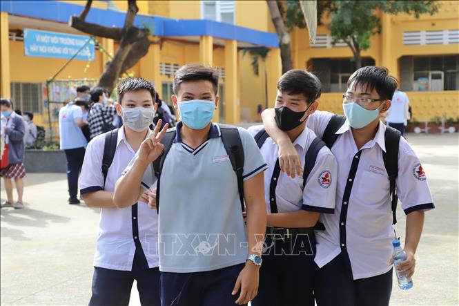 Trong ảnh: Nhiều thí sinh vui mừng vì đã hoàn thành kỳ thi tốt nghiệp THPT quan trọng. Ảnh: Hồng Giang - TTXVN.