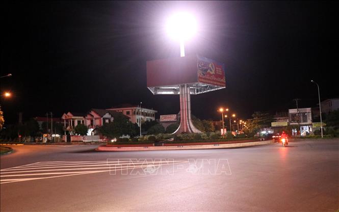 Trong ảnh: Vòng xuyến giao nhau giữa đường Hùng Vương và Lý Thường Kiệt, thành phố Đông Hà vắng người và phương tiện lưu thông. Ảnh: Nguyên Lý-TTXVN