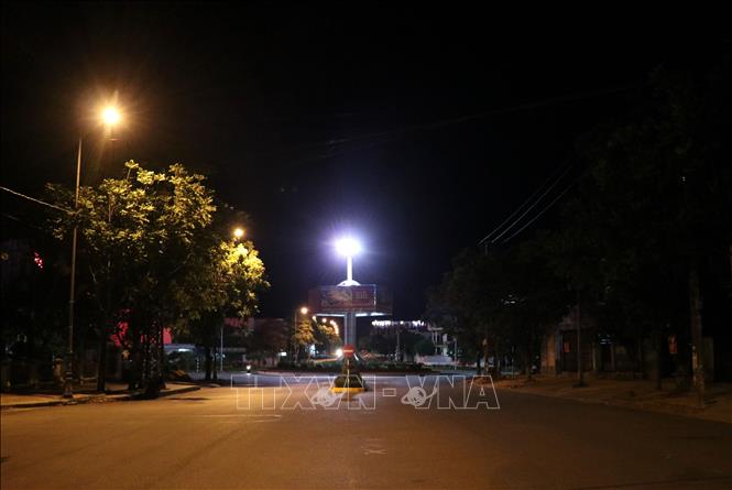Trong ảnh: Đường Lý Thường Kiệt, thành phố Đông Hà vắng người và phương tiện lưu thông. Ảnh: Nguyên Lý-TTXVN