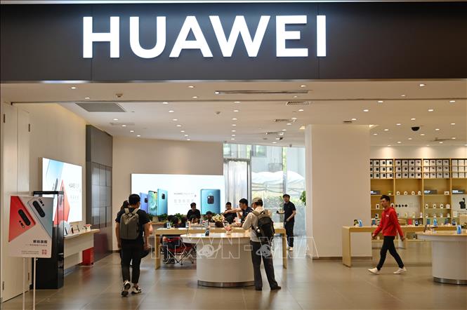 Trong ảnh: Một cửa hàng của Huawei tại trung tâm thương mại ở Thượng Hải, Trung Quốc. Ảnh: AFP/ TTXVN