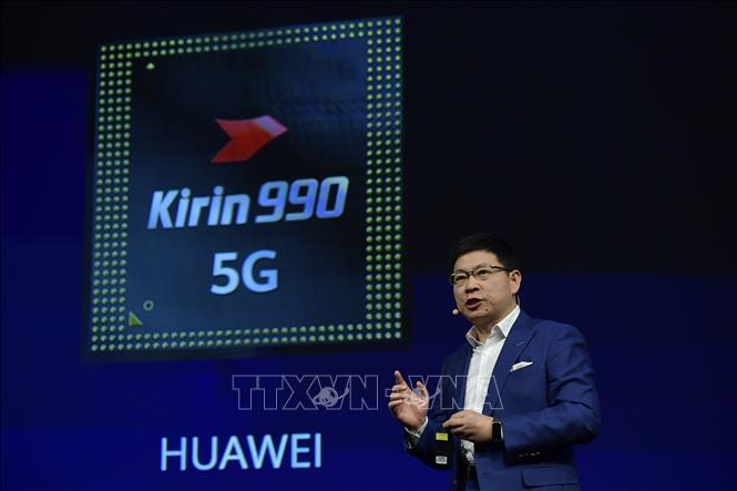 Trong ảnh (tư liệu): Giám đốc điều hành bộ phận người tiêu dùng của Huawei Richard Yu giới thiệu chip Kirin 990 5G tại Triển lãm điện tử và phát minh quốc tế IFA ở Berlin, Đức, ngày 6/9/2019. Ảnh: AFP/ TTXVN