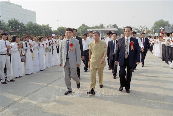 Trong ảnh: Tổng Bí thư Lê Khả Phiêu thăm Đại học quốc gia Hà Nội, ngày 19/8/2000 nhân dịp khai giảng năm học 2000 - 2001. Ảnh: Cao Phong – TTXVN