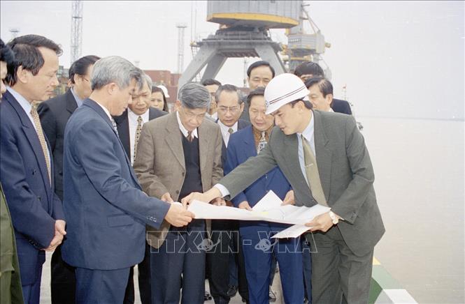 Trong ảnh: Tổng Bí thư Lê Khả Phiêu thăm cảng Chùa Vẽ (Hải Phòng), ngày 10/3/2000. Ảnh: Cao Phong - TTXVN