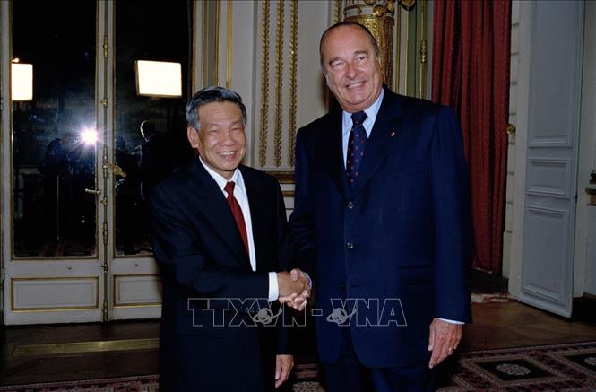 Trong ảnh: Tổng thống Pháp Jacques Chirac đón Tổng Bí thư Lê Khả Phiêu tại Điện Élysée ở Thủ đô Paris, tối 22/5/2000 trong chuyến thăm chính thức Cộng hoà Pháp. Ảnh: Cao Phong - TTXVN