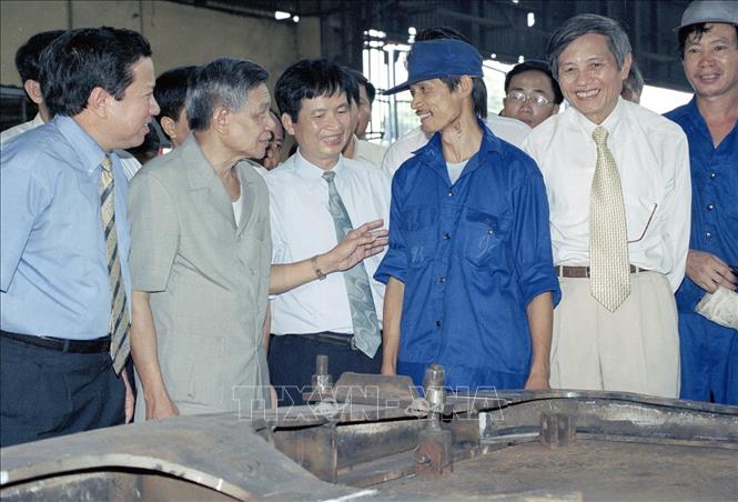 Trong ảnh: Tổng Bí thư Lê Khả Phiêu thăm hỏi công nhân nhà máy xe lửa Gia Lâm (Hà Nội), ngày 27/8/2000. Ảnh: Anh Tôn - TTXVN