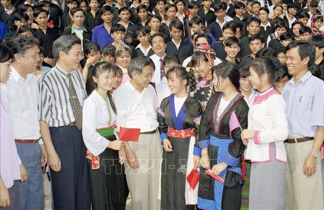 Trong ảnh: Tổng Bí thư Lê Khả Phiêu thăm học sinh, thầy cô giáo trường PTTH Dân tộc nội trú Điện Biên Phủ nhân chuyến thăm và làm việc tại Lai Châu từ 10 - 11/5/1998. Ảnh: Cao Phong - TTXVN
