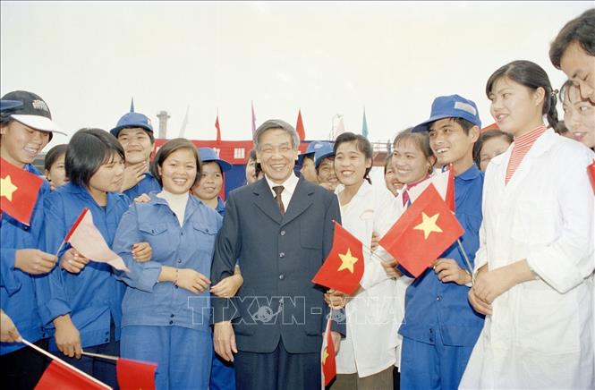 Trong ảnh: Tổng Bí thư Lê Khả Phiêu với công nhân nhà máy đường Cao Bằng, ngày 27/12/1998. Ảnh: Cao Phong - TTXVN