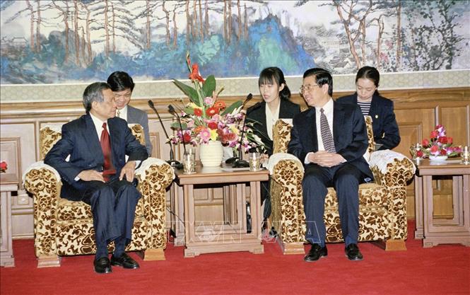 Trong ảnh: Tổng Bí thư Lê Khả Phiêu hội kiến đồng chí Hồ Cẩm Đào, Ủy viên Thường vụ Bộ Chính trị, Phó Chủ tịch nước CHND Trung Hoa, tại Thủ đô Bắc Kinh, ngày 26/2/1999 trong chuyến thăm hữu nghị chính thức Trung Quốc. Ảnh: Cao Phong - TTXVN