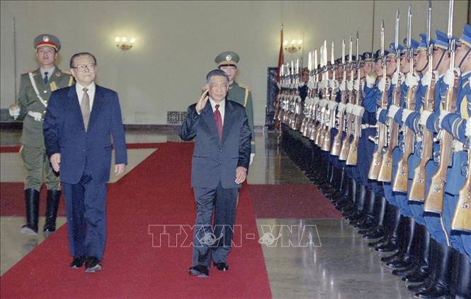 Trong ảnh: Tổng Bí thư Lê Khả Phiêu và Tổng Bí thư, Chủ tịch Trung Quốc Giang Trạch Dân duyệt đội danh dự Hải lục không quân Trung Quốc trong chuyến thăm hữu nghị chính thức Trung Quốc từ 25/2 - 3/3/1999. Ảnh: Cao Phong - TTXVN