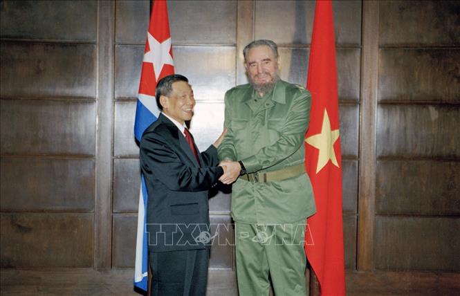 Trong ảnh: Bí thư thứ nhất Đảng Cộng sản Cuba Fidel Castro đón Tổng Bí thư Lê Khả Phiêu tại Thủ đô La Habana, trong chuyến thăm hữu nghị chính thức Cuba từ 7-14/7/1999. Ảnh: Cao Phong - TTXVN