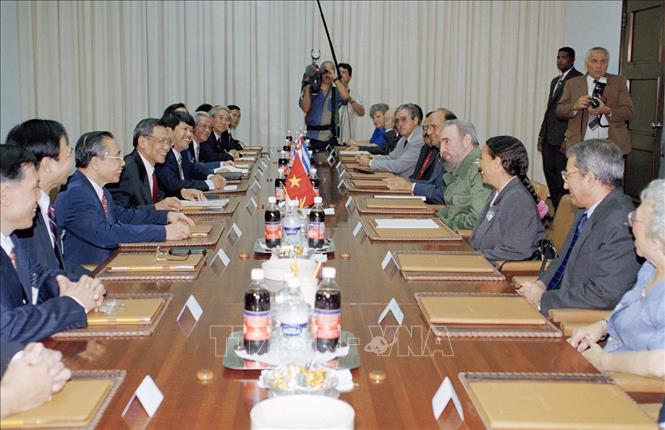 Trong ảnh: Tổng Bí thư Lê Khả Phiêu hội đàm với Bí thư thứ nhất Đảng Cộng sản Cuba Fidel Castro tại Thủ đô La Habana, nhân chuyến thăm hữu nghị chính thức Cuba từ 7-14/7/1999. Ảnh: Cao Phong - TTXVN