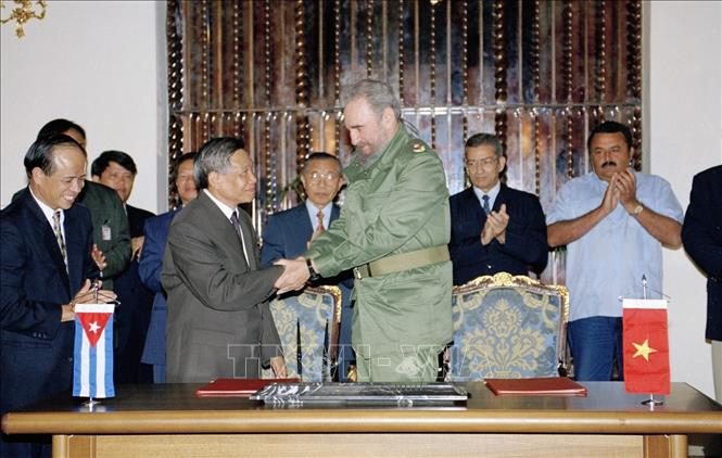 Trong ảnh: Tổng Bí thư Lê Khả Phiêu và Bí thư thứ nhất Đảng Cộng sản Cuba Fidel Castro sau lễ ký Tuyên bố chung Việt Nam - Cuba, tại Thủ đô La Habana, trong chuyến thăm hữu nghị chính thức Cuba từ 7-14/7/1999. Ảnh: Cao Phong - TTXVN
